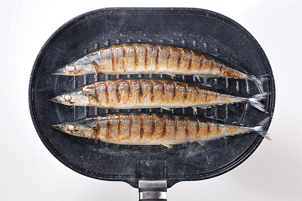 秋刀魚など横に長い食材もまるごと焼ける