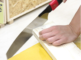 側板をカットする