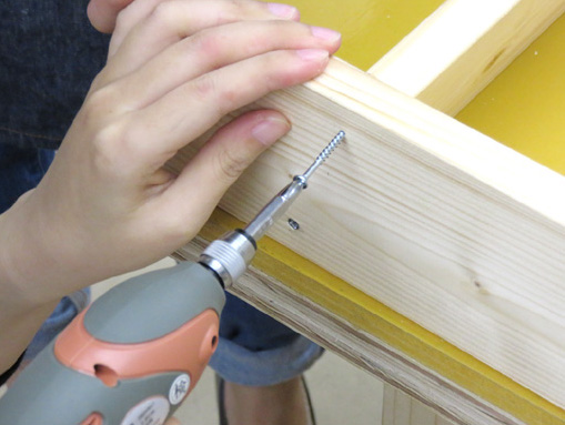 棚板を取り付ける