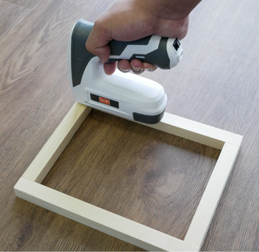 木枠にっタッカーを打ち込む