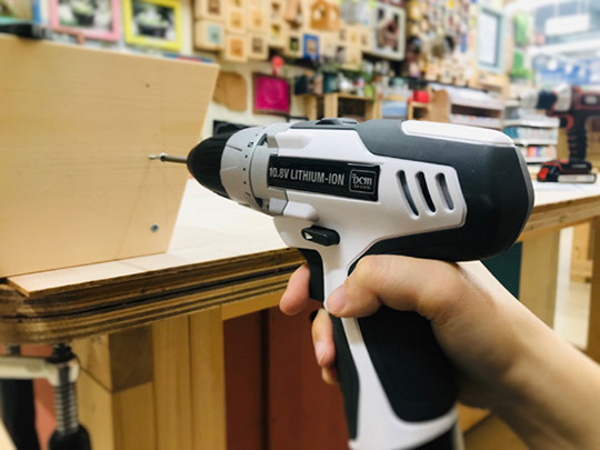 ドリルドライバーでねじを打つ