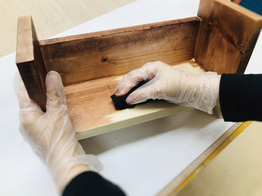 ニスを塗る、塗装