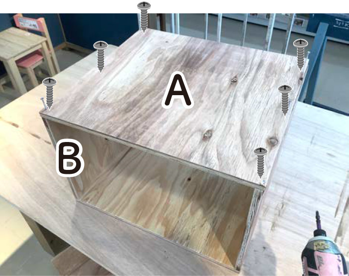 箱をビスで止めて、組み立てる