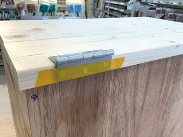 蝶番をマスキングテープでとめる