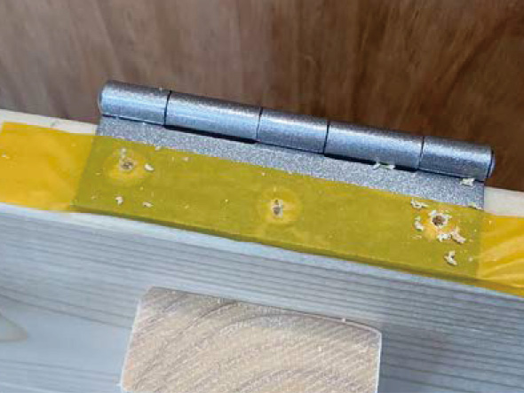 穴のビスの真ん中に下穴をあける