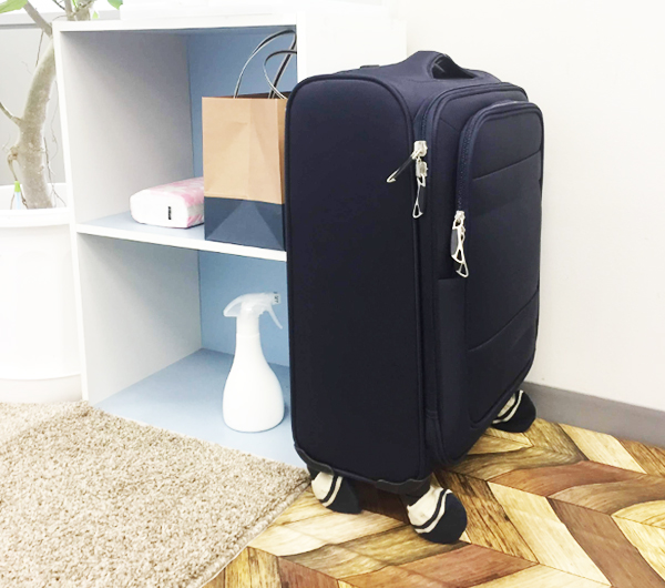 キャスターに靴下を履かせて汚れ・床の傷を防ぐ