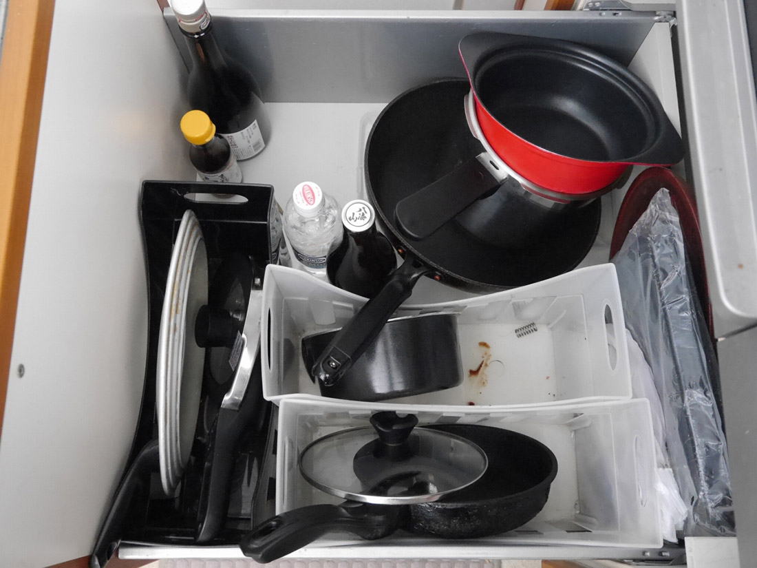 簡単 片づく つっぱり棒とブックエンドでキッチン下収納 家事の裏ワザ 連載 コラム くらしメイド dcm 簡単 片づく つっぱり棒とブックエンドでキッチン下収納 家事の裏ワザ 連載 コラム くらしメイド dcm