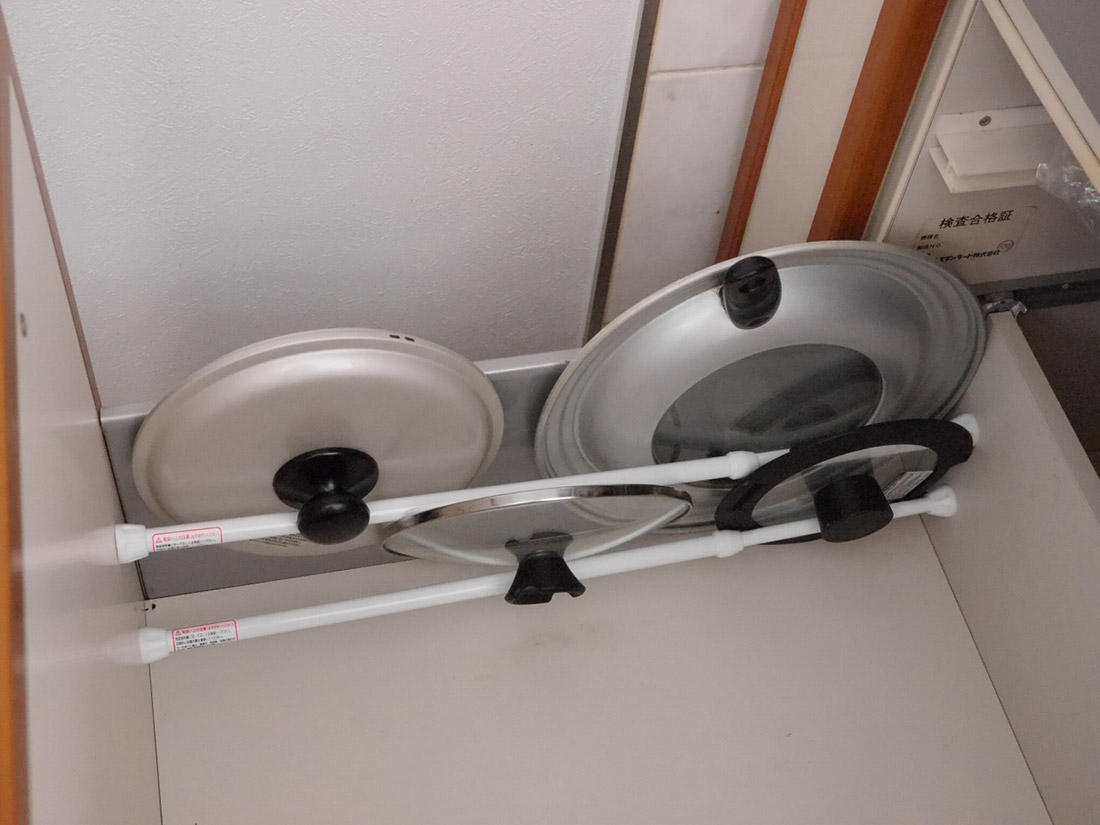 簡単 片づく つっぱり棒とブックエンドでキッチン下収納 家事の裏ワザ 連載 コラム くらしメイド dcm 簡単 片づく つっぱり棒とブックエンドでキッチン下収納 家事の裏ワザ 連載 コラム くらしメイド dcm
