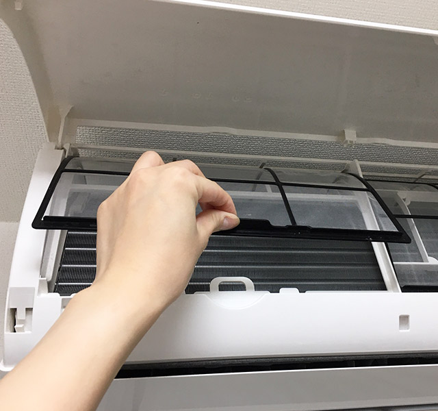 フィルターをそっと取り外す　エアコン掃除