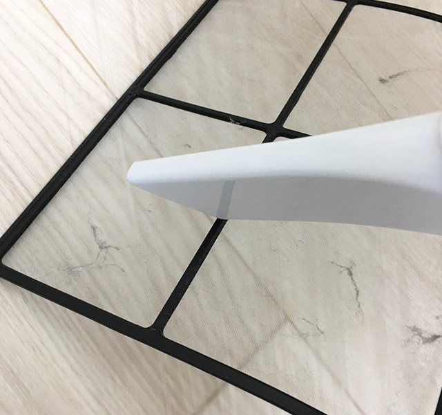 エアコン掃除　掃除機でホコリを吸う