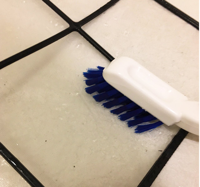 エアコン掃除　やさしくブラッシング