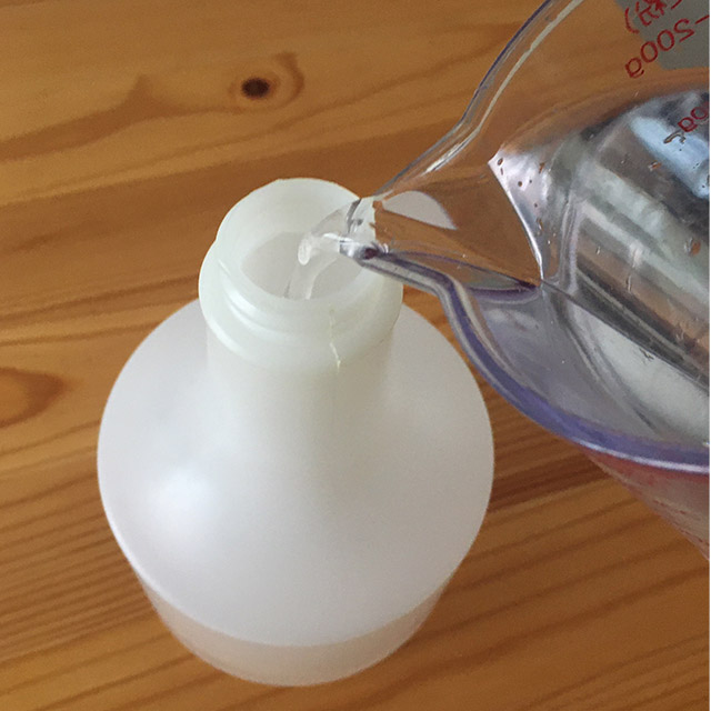 油汚れをスッキリこそうじ 水で薄めてスプレーに