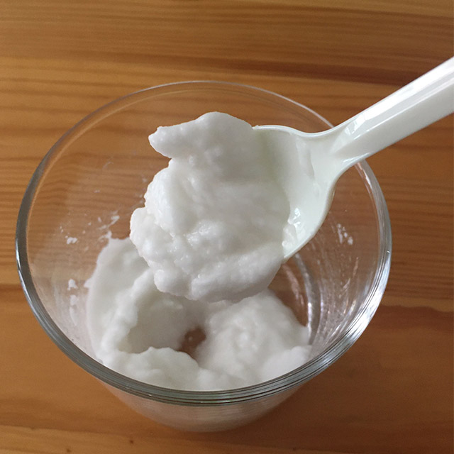 油汚れをスッキリこそうじ 水に溶かしてペースト状に