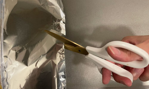 アルミホイルを切る