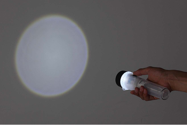 前面のプラスチックで光が広がる