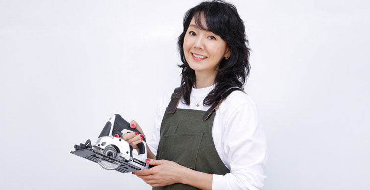 木材を安全かつ正確に、直線を切ることができる電動丸ノコ