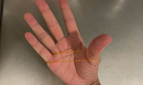 輪ゴムを指に掛ける